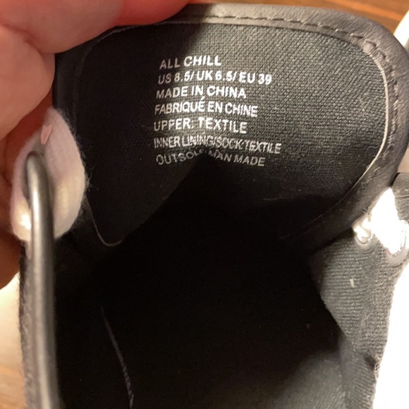 Never worn Black Canvas sneakers - size 8.5 - Picture 2 of 3